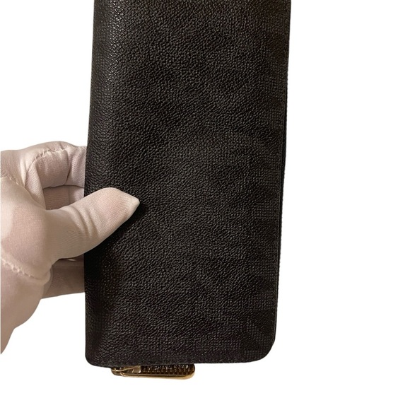 Michael Kors Black Jet Set
Zip Around Wallet Silver... - Picture 2 of 12